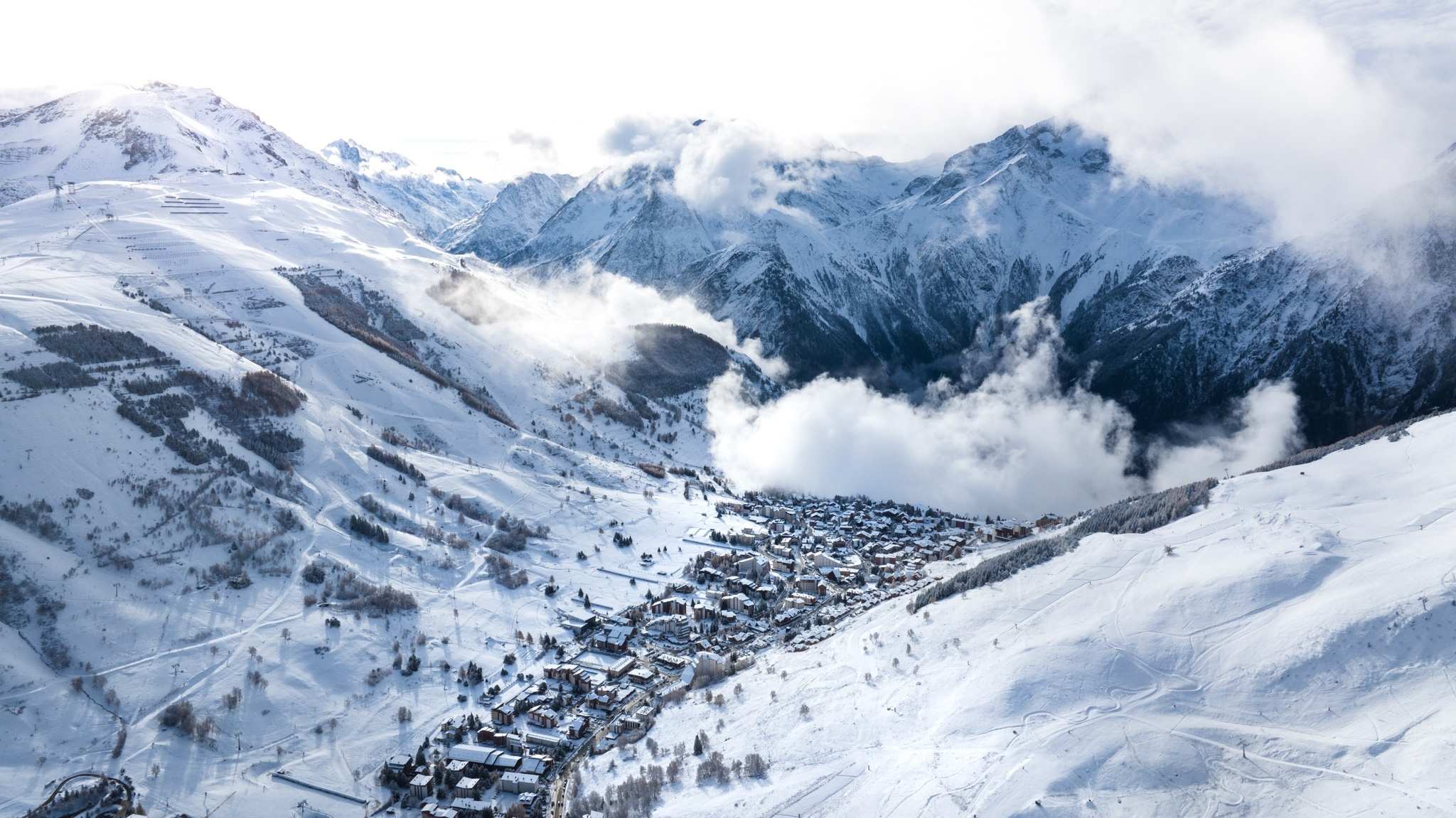 Les 2 Alpes Village Overhead Shot.jpg