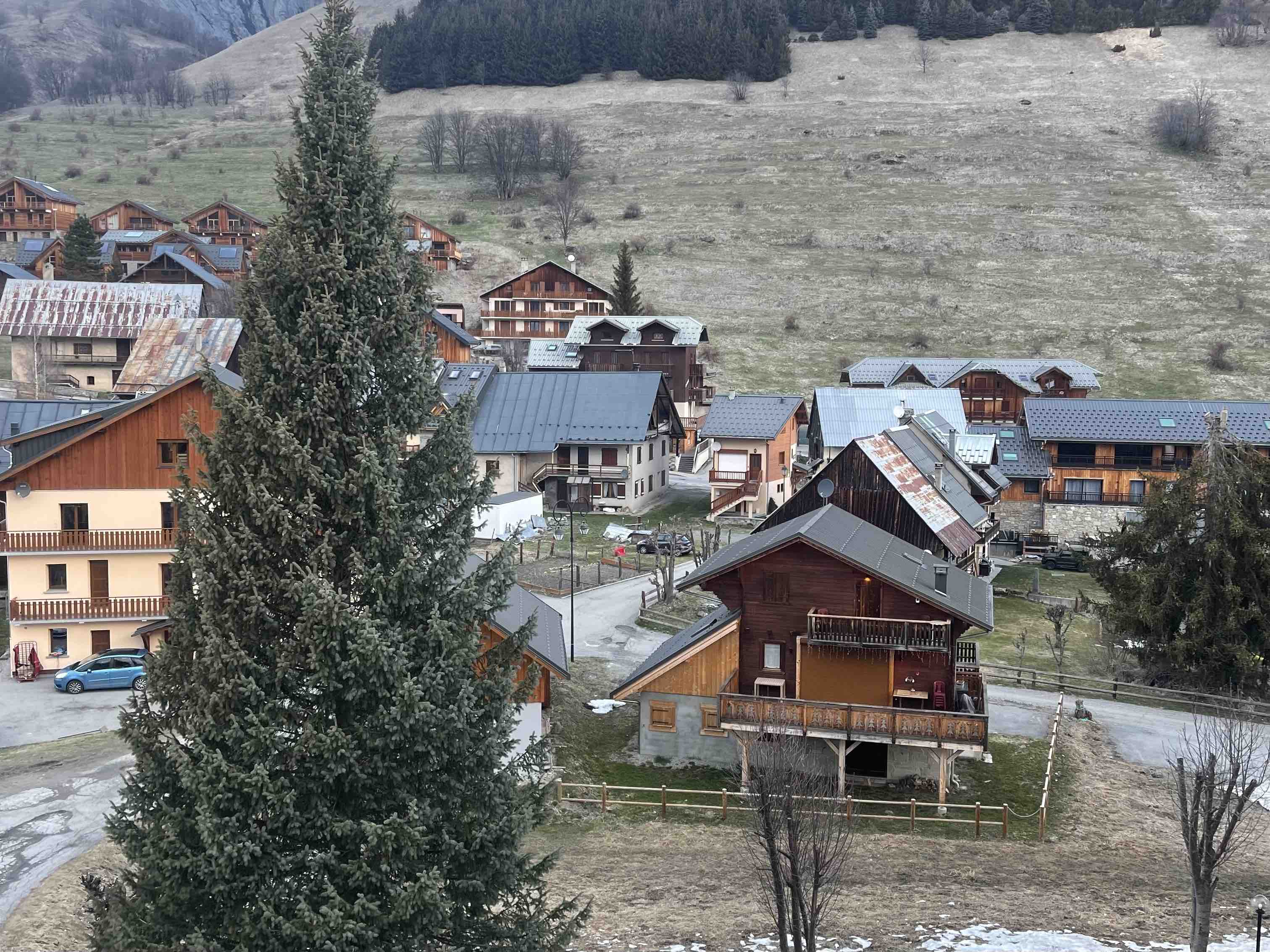 saint sorlin d'arves - no snow.jpg